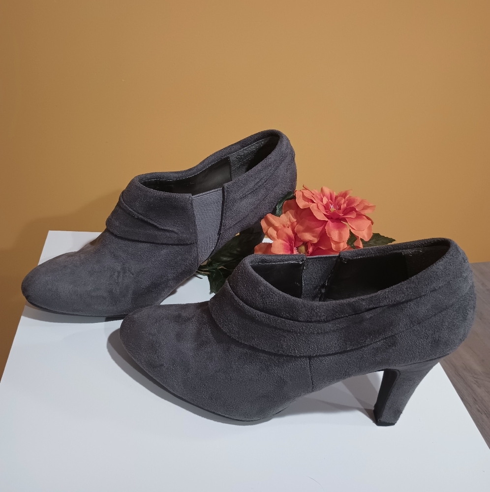 Karen Scott Neroli Gray Suede Ankle Boots Size 9